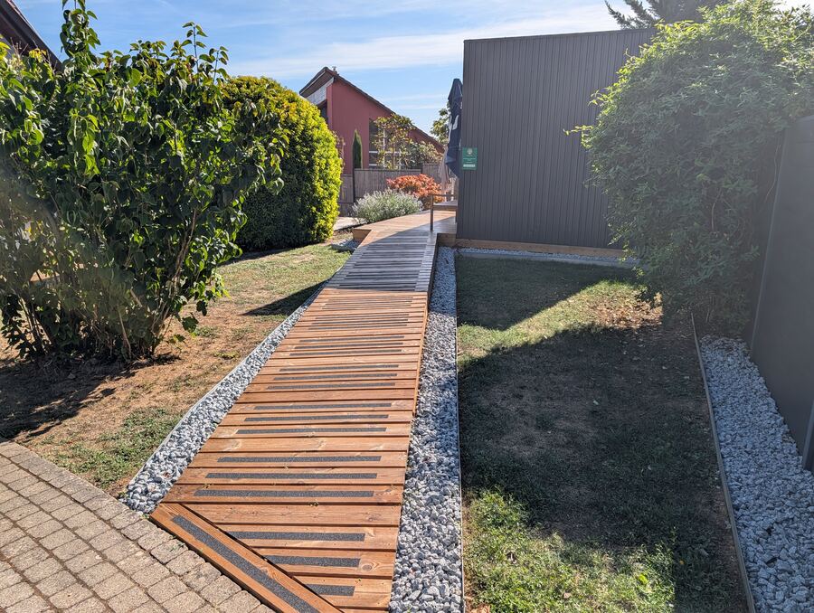 Accès au cabinet à travers le jardin